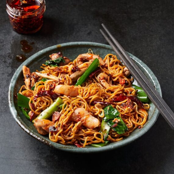 Chicken Schezwan Noodles (Half)